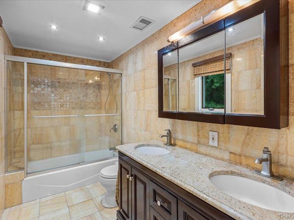 418 Old Courthouse Rd, Manhasset Hills NY 11040