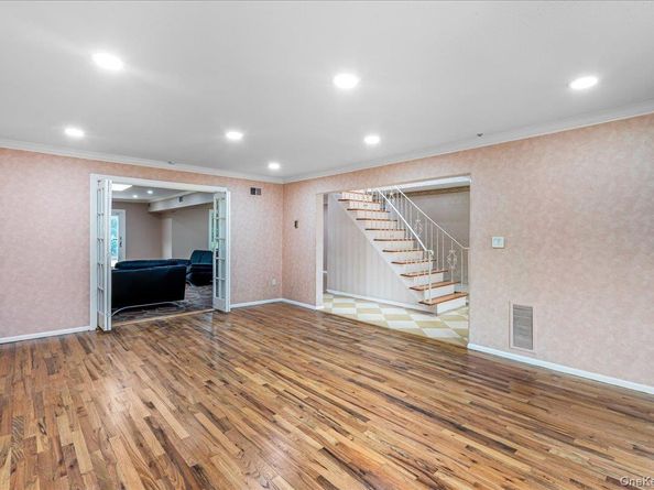 418 Old Courthouse Rd, Manhasset Hills NY 11040