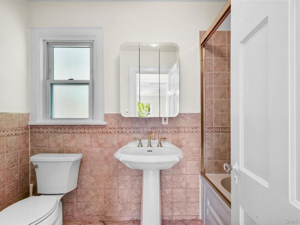 506 Siwanoy Place, Pelham NY 10803