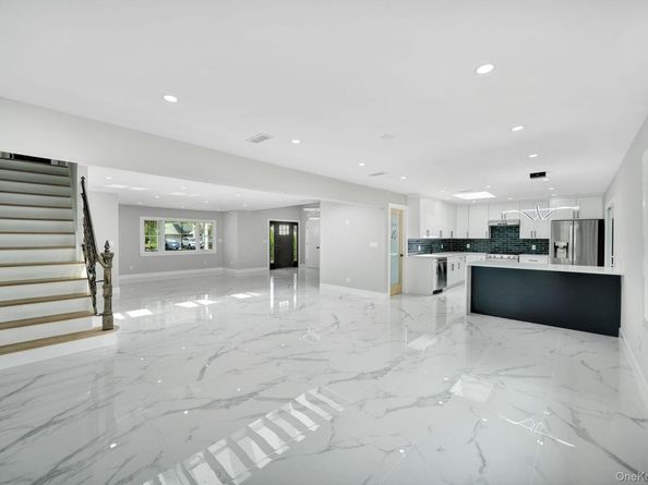 18 Mist Lane, Westbury NY 11590
