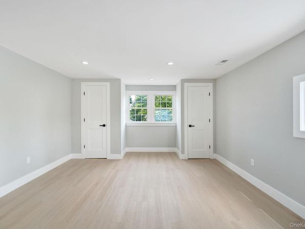 18 Mist Lane, Westbury NY 11590