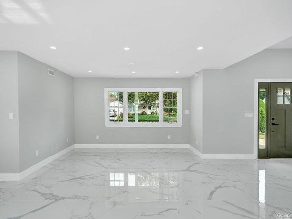 18 Mist Lane, Westbury NY 11590