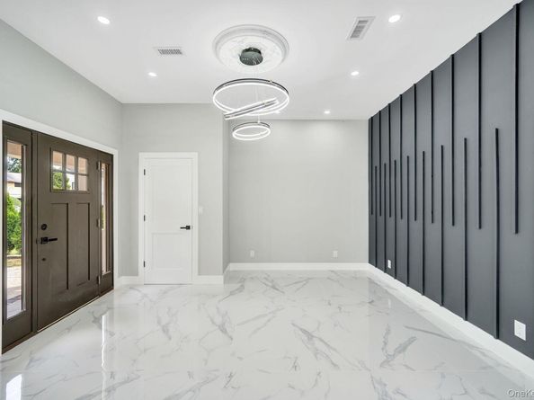 18 Mist Lane, Westbury NY 11590