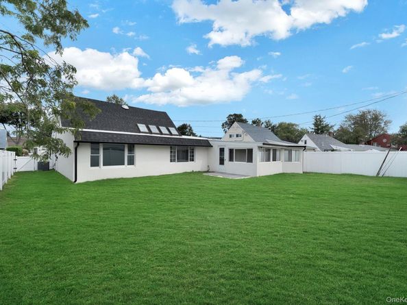 18 Mist Lane, Westbury NY 11590