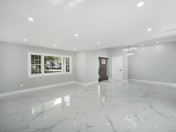 18 Mist Lane, Westbury NY 11590