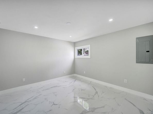 18 Mist Lane, Westbury NY 11590