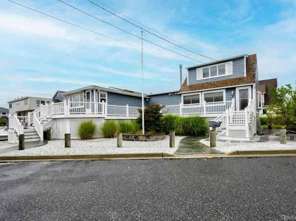2 Bayview Avenue E, Lindenhurst NY 11757