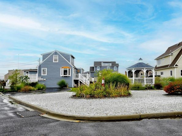 2 Bayview Avenue E, Lindenhurst NY 11757