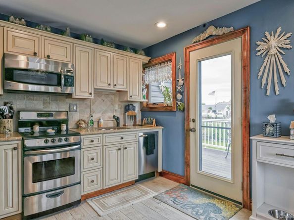 2 Bayview Avenue E, Lindenhurst NY 11757