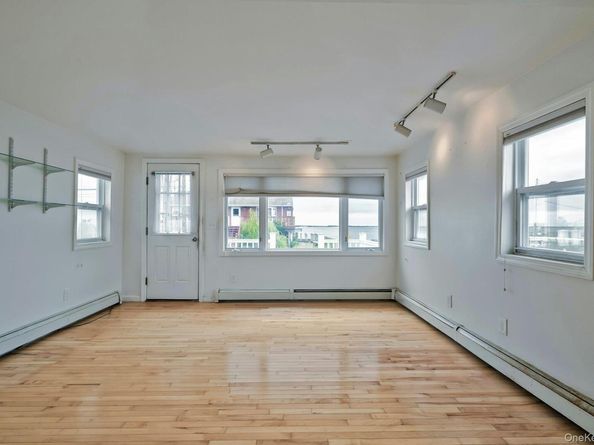 2 Bayview Avenue E, Lindenhurst NY 11757
