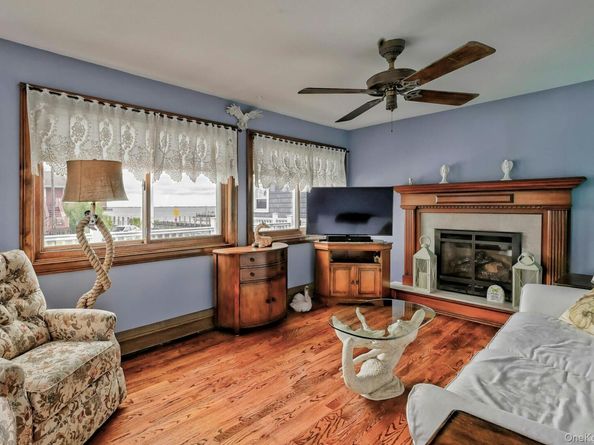 2 Bayview Avenue E, Lindenhurst NY 11757