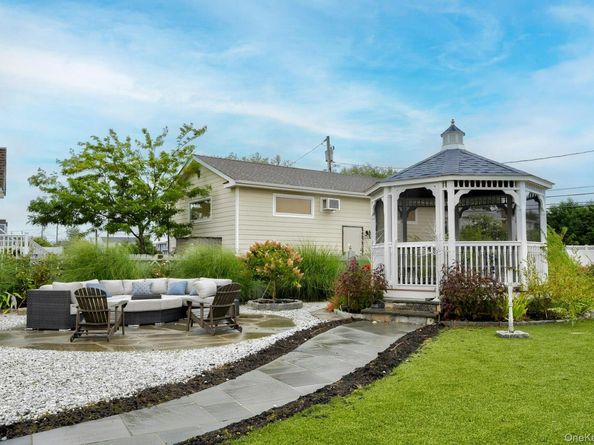2 Bayview Avenue E, Lindenhurst NY 11757