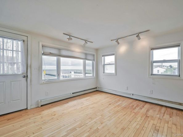 2 Bayview Avenue E, Lindenhurst NY 11757