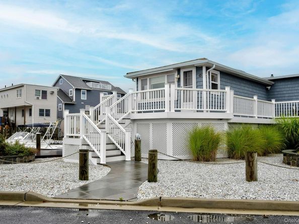 2 Bayview Avenue E, Lindenhurst NY 11757