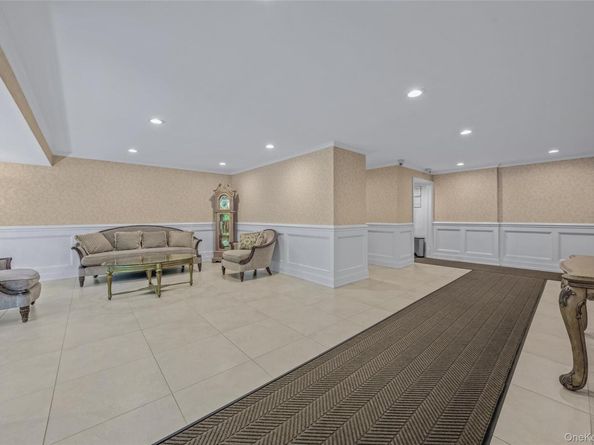 43-25 Douglaston Parkway 6K, Douglaston NY 11363