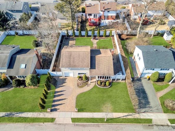16 Phipps Lane, Plainview NY 11803