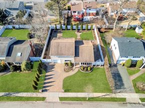 16 Phipps Lane, Plainview NY 11803