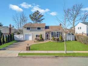 16 Phipps Lane, Plainview NY 11803