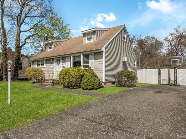 384 S 11th Street, Lindenhurst NY 11757