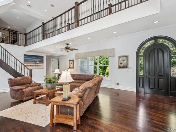 3 The Brae, Woodbury NY 11797