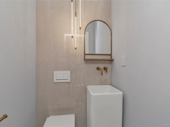 27 Meadowfield Lane, Glen Cove NY 11542