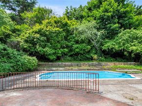 27 Meadowfield Lane, Glen Cove NY 11542