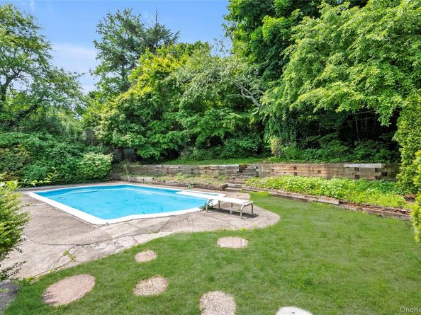 27 Meadowfield Lane, Glen Cove NY 11542