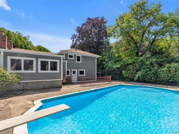 27 Meadowfield Lane, Glen Cove NY 11542