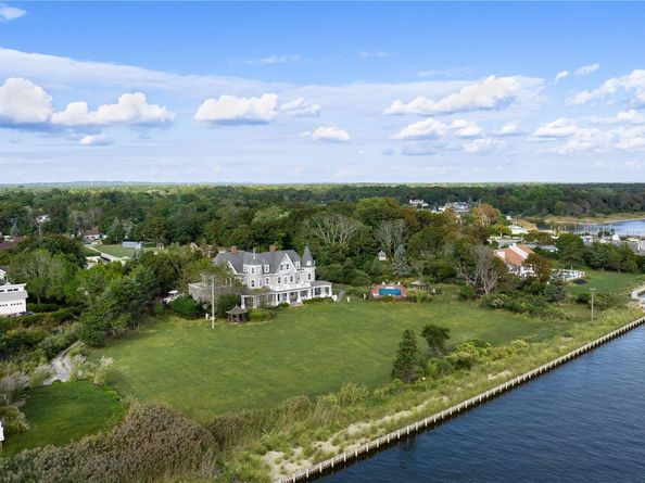 9 Convent Lane, Center Moriches NY 11934