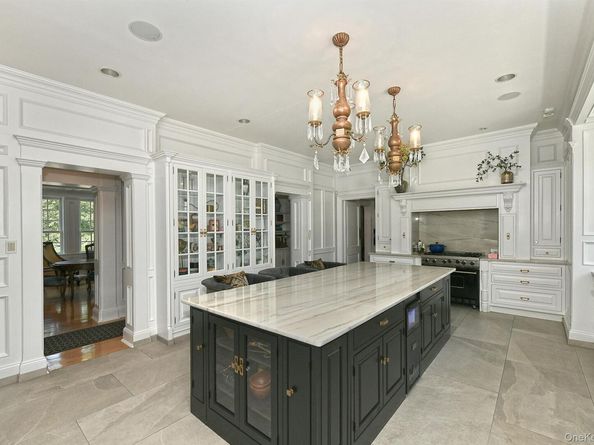 142 Round Swamp Road, Melville NY 11747