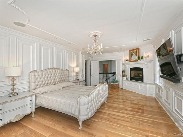 142 Round Swamp Road, Melville NY 11747