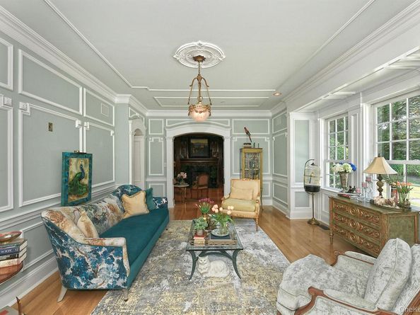 142 Round Swamp Road, Melville NY 11747