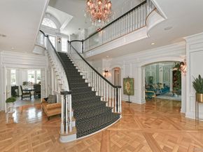 142 Round Swamp Road, Melville NY 11747