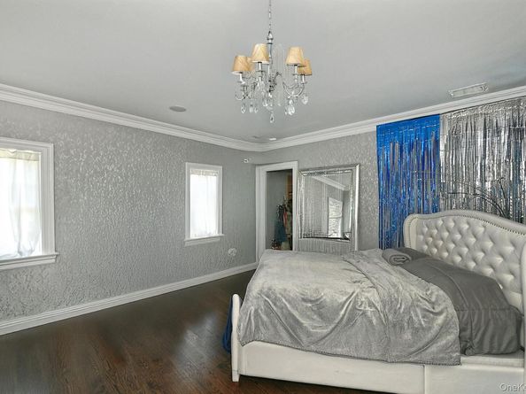 142 Round Swamp Road, Melville NY 11747