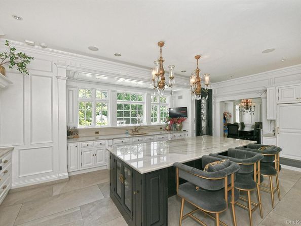 142 Round Swamp Road, Melville NY 11747