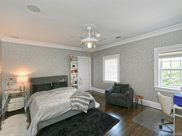 142 Round Swamp Road, Melville NY 11747