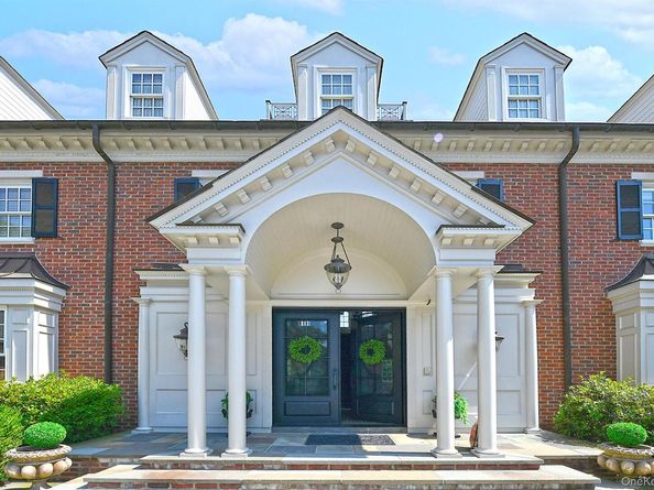 142 Round Swamp Road, Melville NY 11747