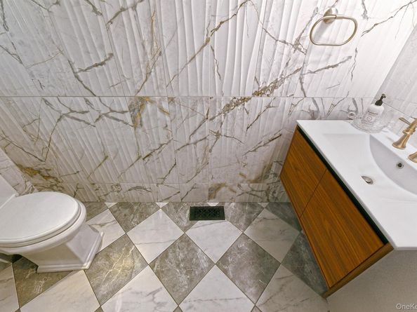 142 Round Swamp Road, Melville NY 11747