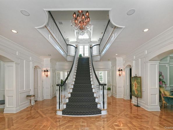 142 Round Swamp Road, Melville NY 11747