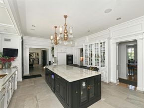 142 Round Swamp Road, Melville NY 11747