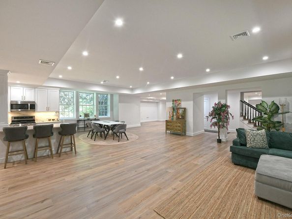 142 Round Swamp Road, Melville NY 11747