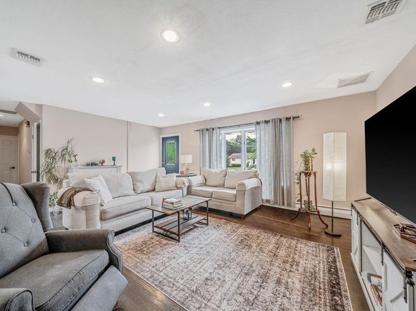 39 Aron Drive, Bohemia NY 11716