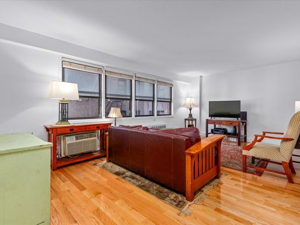 579 West 215th Street 2F, New York NY 10034