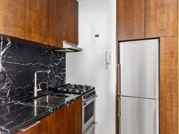 60 East 9th Street 614, New York NY 10003