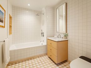 24-01 Queens Plaza N 206, Queens NY 11101