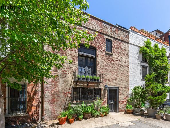 9 Mac Dougal Alley, New York NY 10011