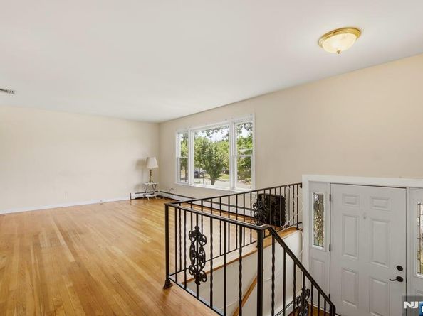 11 Ray Avenue, Leonia NJ 07605