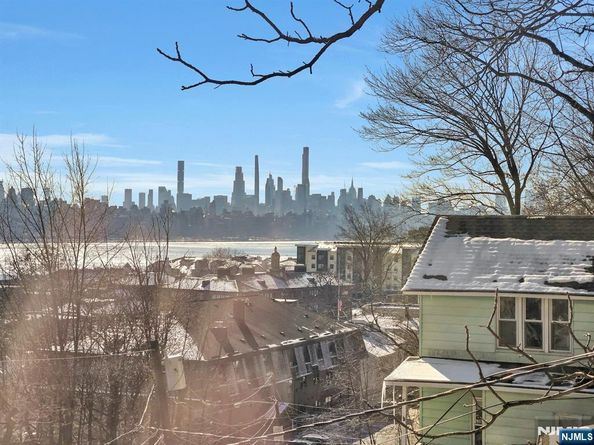 9 Old Wood Road, Edgewater NJ 07020