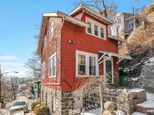 9 Old Wood Road, Edgewater NJ 07020