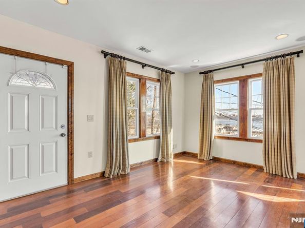 9 Old Wood Road, Edgewater NJ 07020